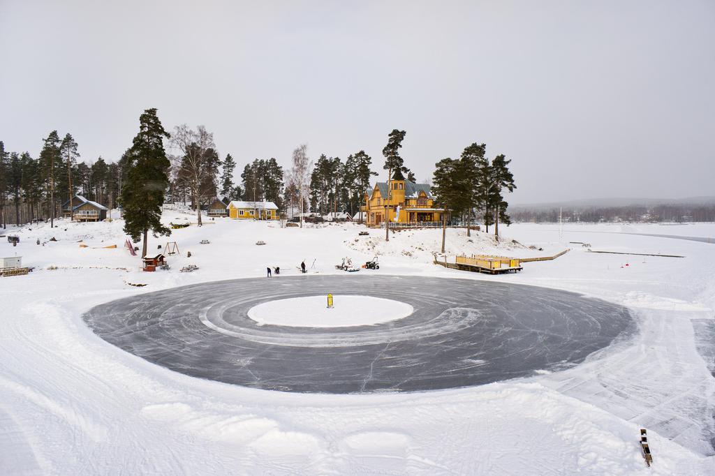 Områdesbild - vinter. Plogade skridskobanor längs hela Runn. Främby Udde är ett populärt ställe för rast.