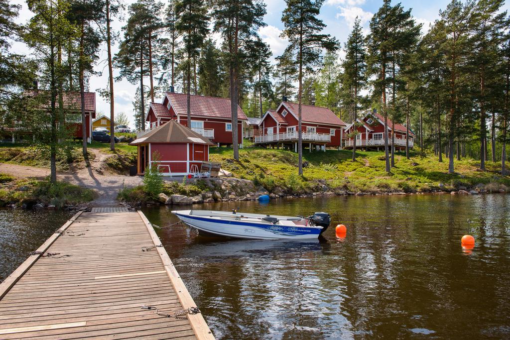 Bryggor med plats för egna båten och gästande.