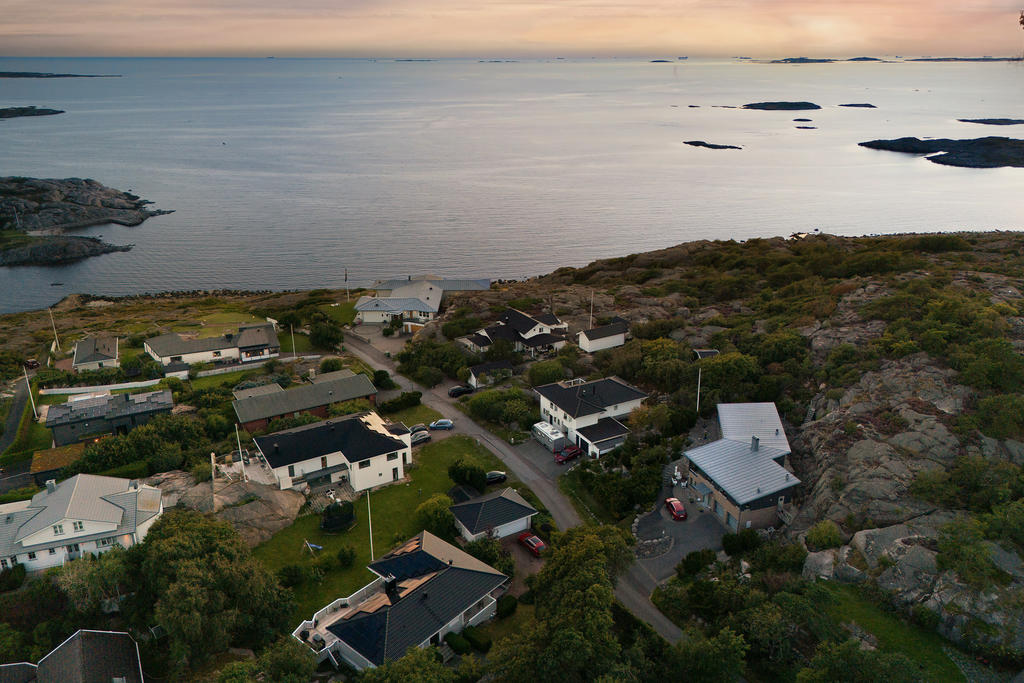 I slutet av återvändsgatan går stigen ner till havet