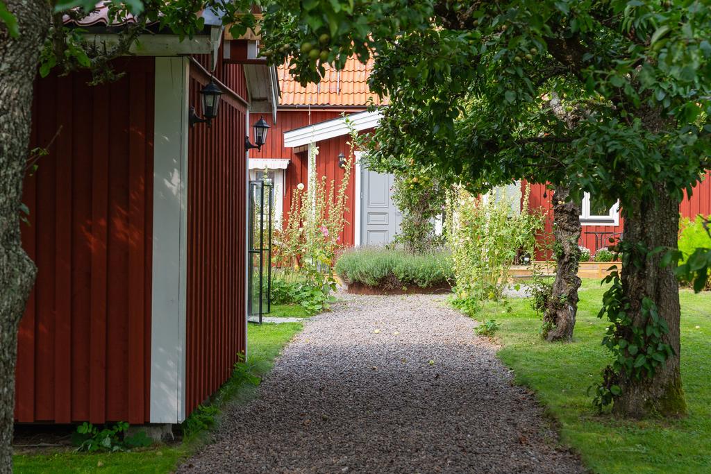 Lummigt bland flera fruktträd