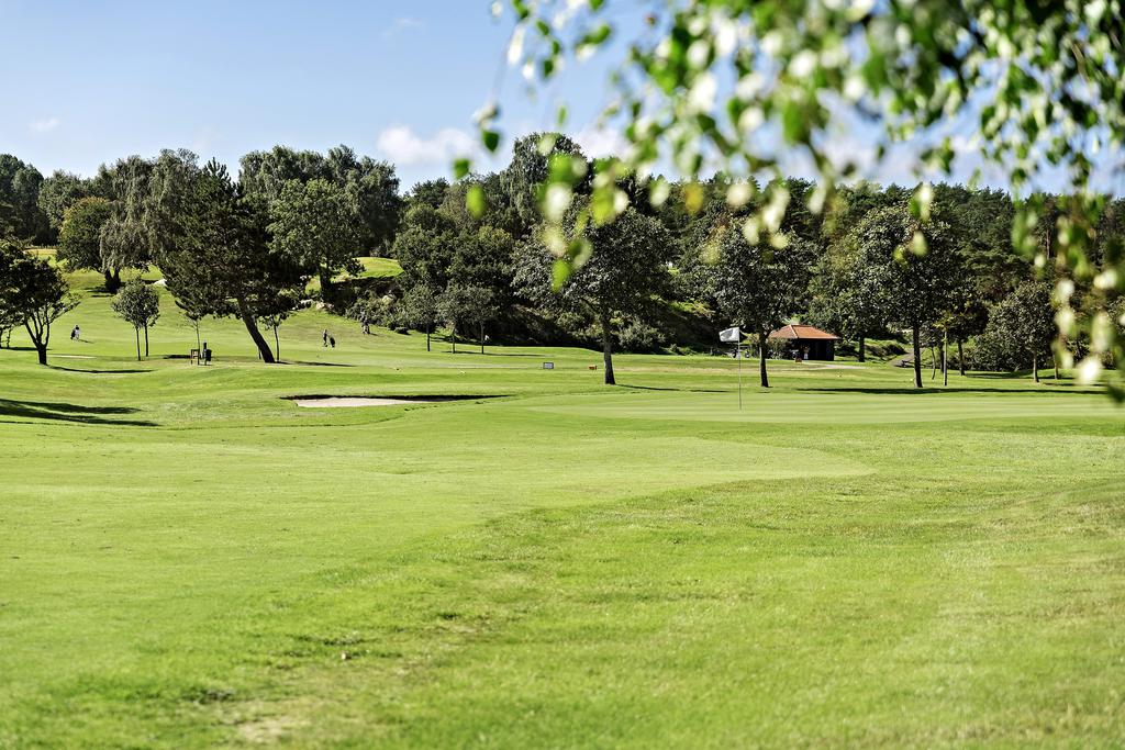 För den som älskar golf ligger Hovås golfklubb inom nära avstånd