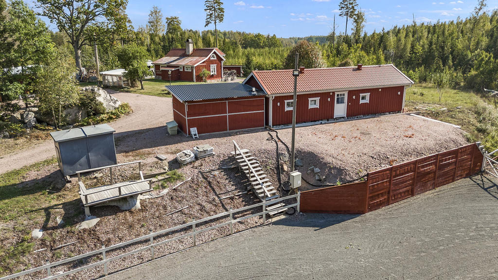 Stall ett stenkast från huset