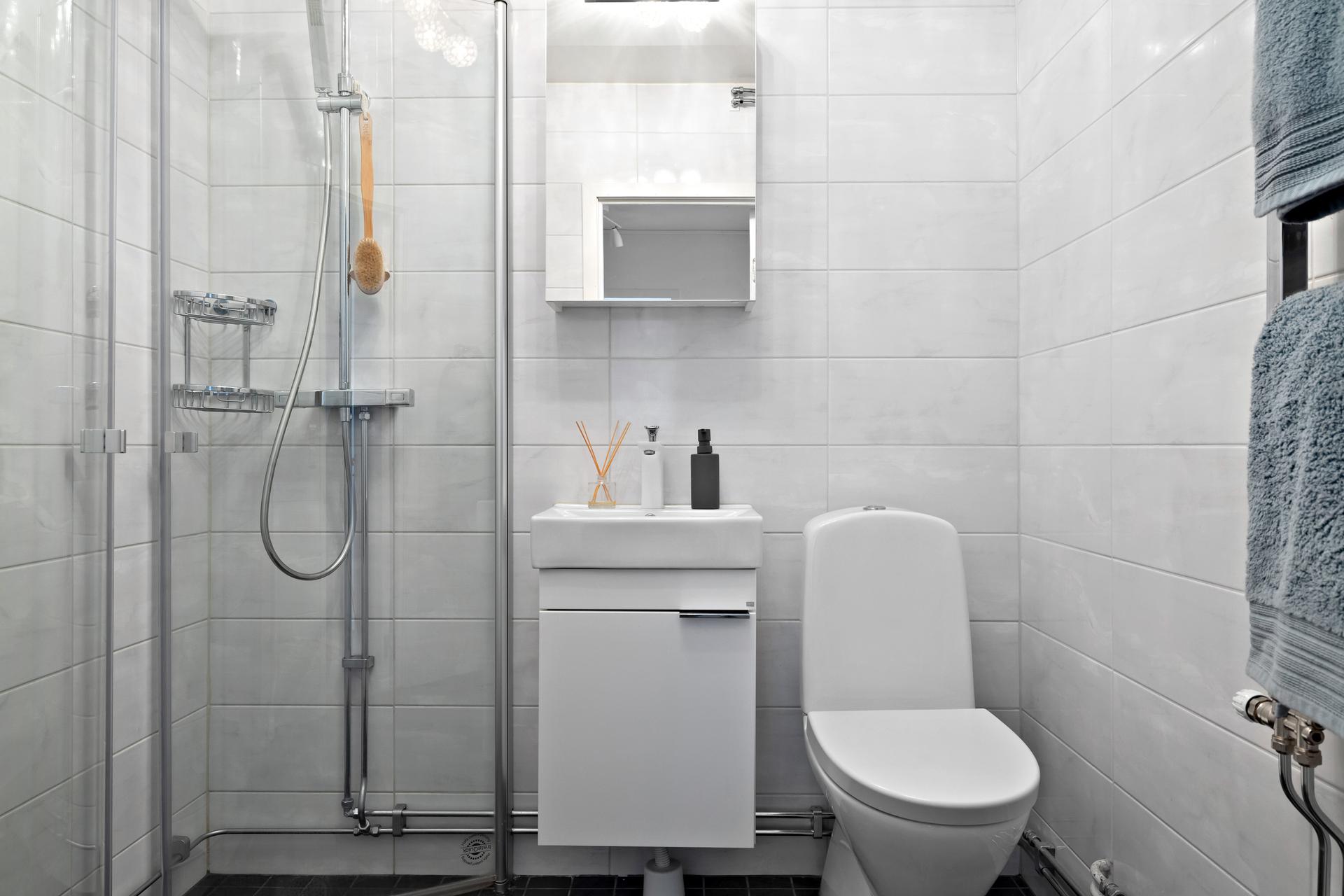 Nytt badrum med golvvärme renoverat 2019 (intyg finns)