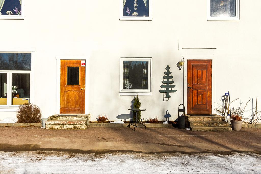 Entré till lägenhet i markplan och till lägenhet på övre plan