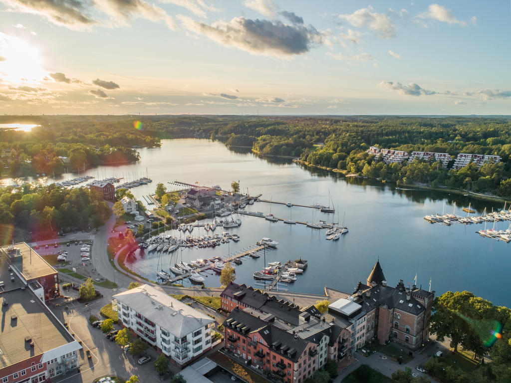 Vy över hamnen och Kattholmen