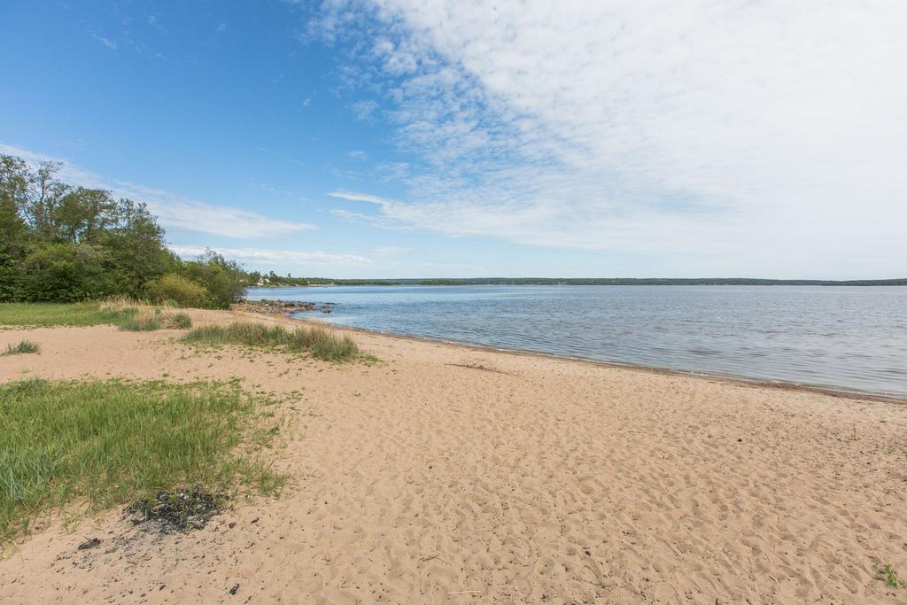 Två minuters promenad från huset ligger Slädavikens strand, långgrund och med fin sandbotten