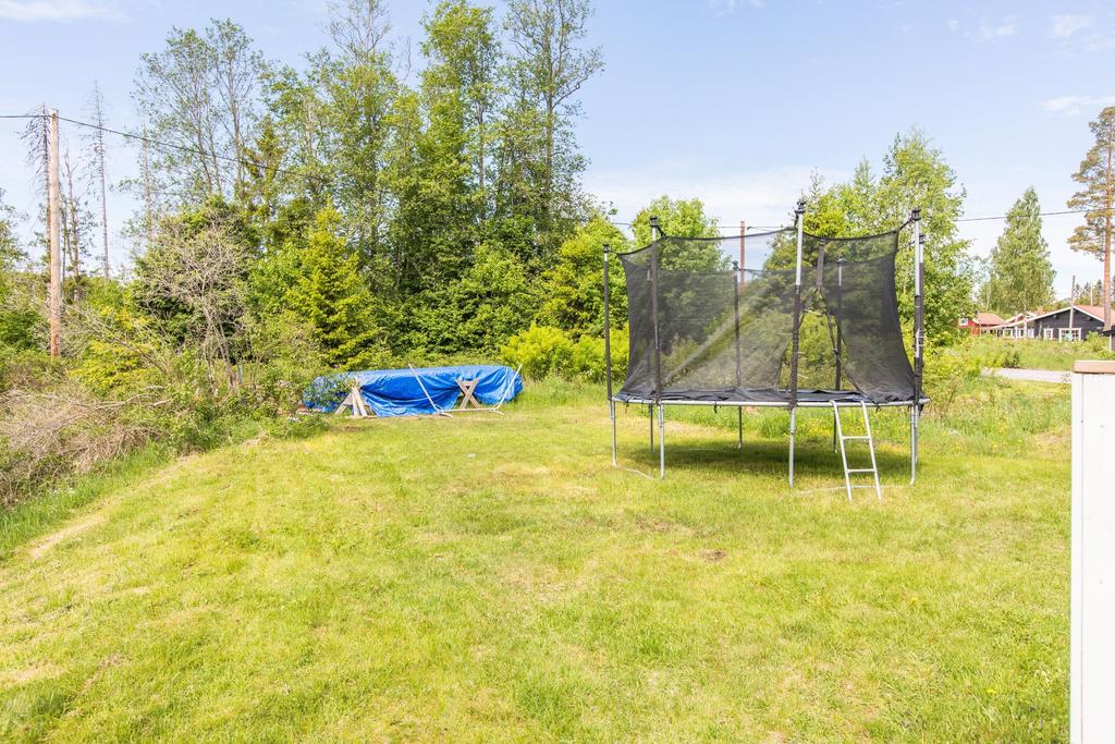 Tomten gränsar fint mot bäcken och grönområde