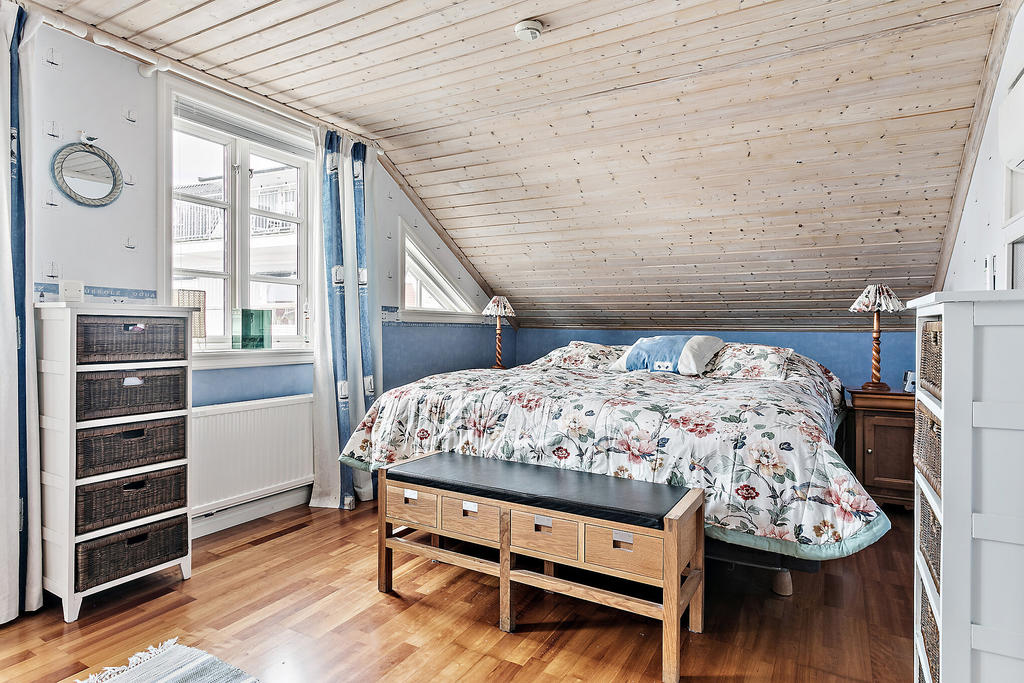 Sovrum 2 / master bedroom på övre plan med utgång till balkong i norrläge.