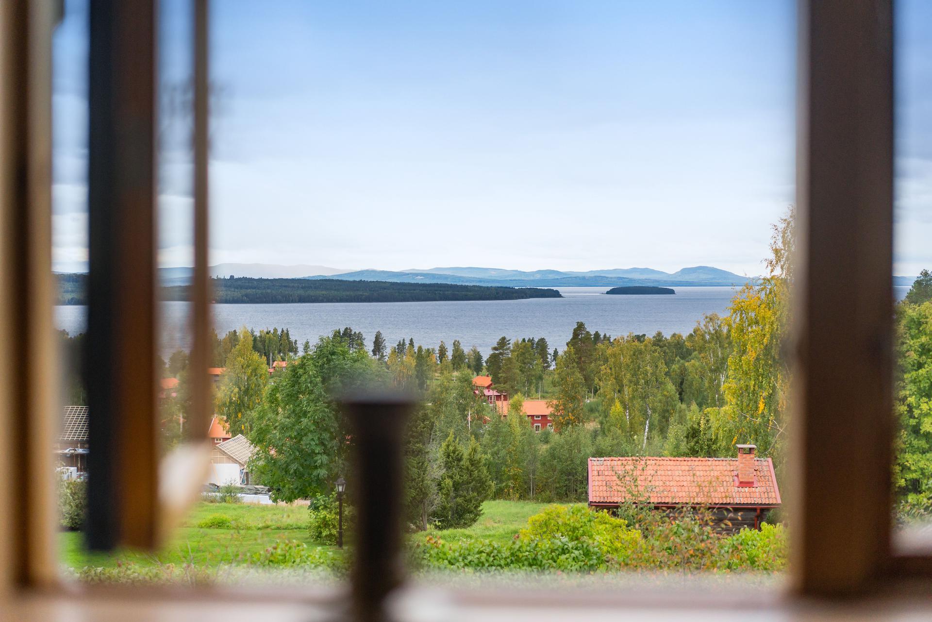 Välkommen till ett charmigt fritidsboende i Tällberg med utsikt över Siljan.