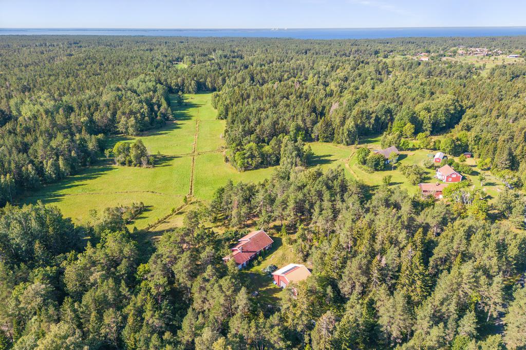 Verkstadslokal/bostadshus/skärgården i framkant bild