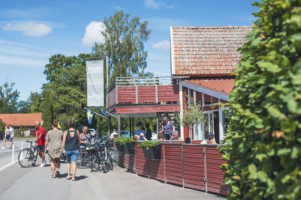 Populära Kaffestugan ligger i närheten, detta är ett hantverksbageri & café. Här serveras frukost, fika, lunch samt pizza och galato.