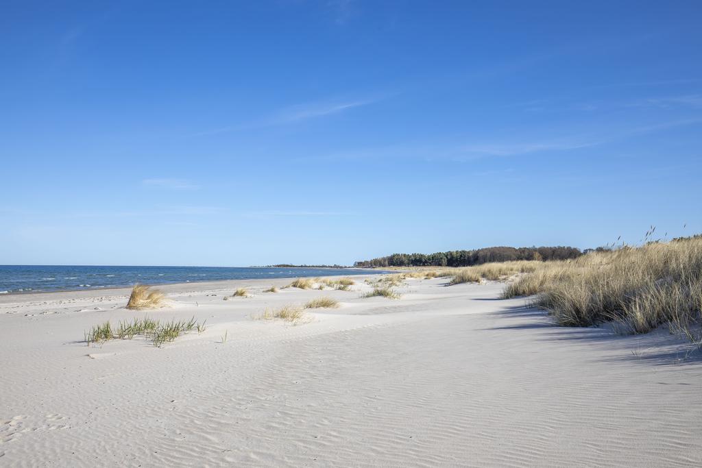 Områdesbild, ner till Bödabuktens härliga sandstrand och bad är det enbart några minuters cykeltur.