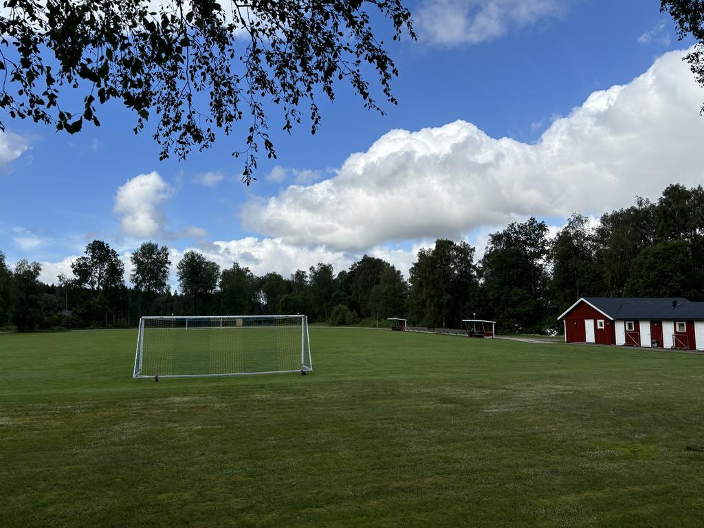 Fotbollsplanen ligger strax bakom huset