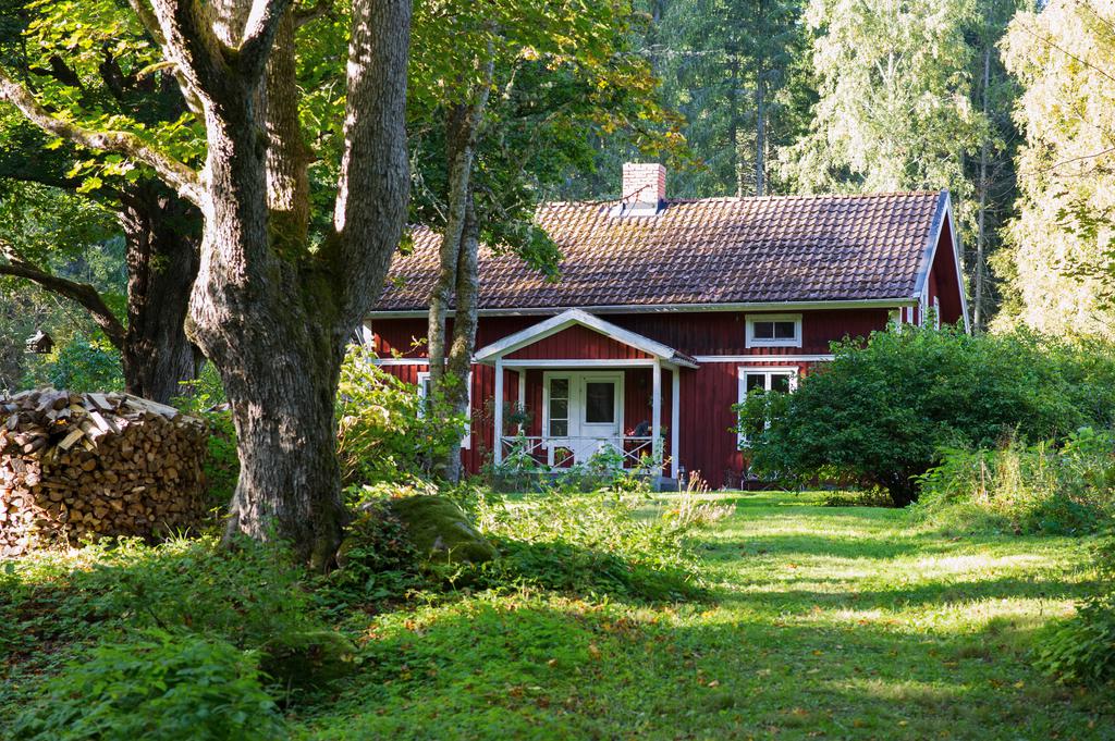 Torpet är vackert beläget i en solglänta