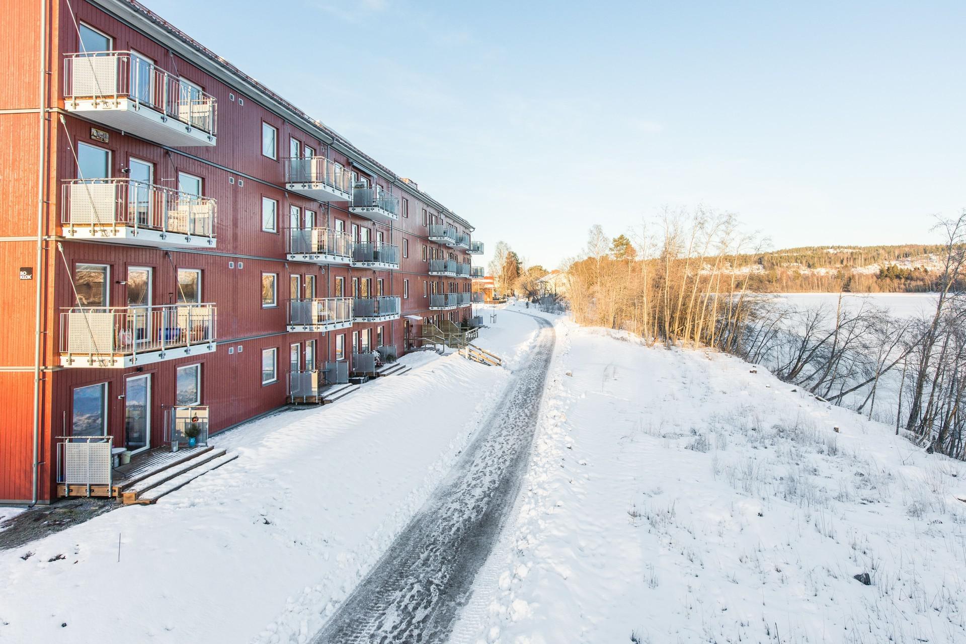 Bo i nybyggt hus intill Ljungan.
Bekvämt med hiss och närhet till Kvissleby centrum