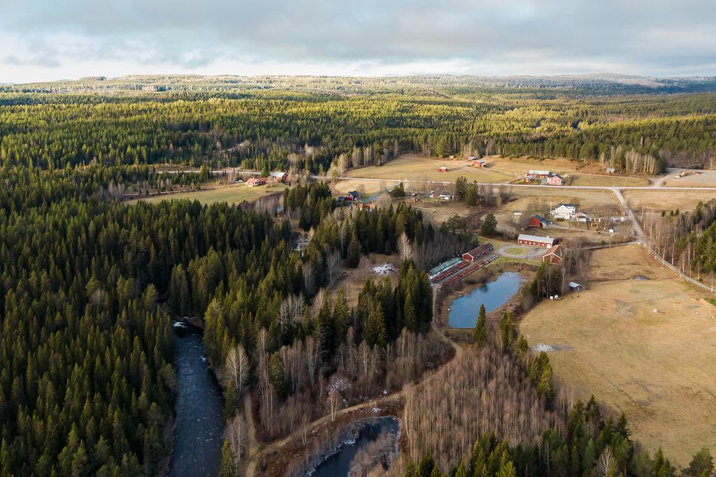 Fastigheten ligger i ett naturskönt läge med närhet till älven Semlan