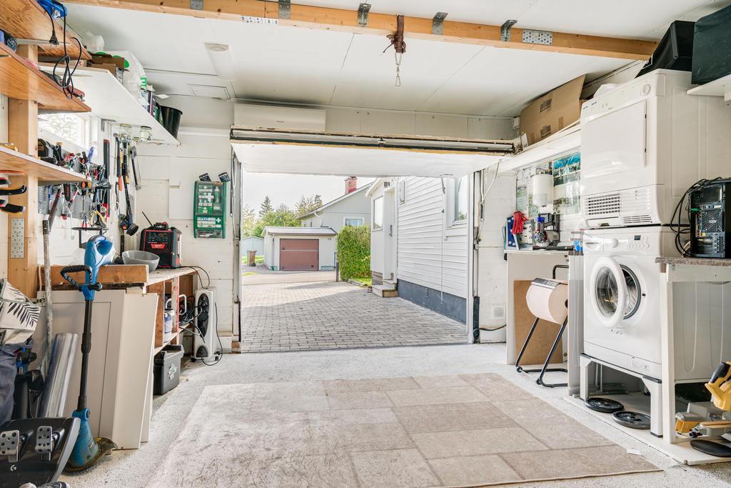 Garage med rymlig yta för förråd, tvätt och verkstad.