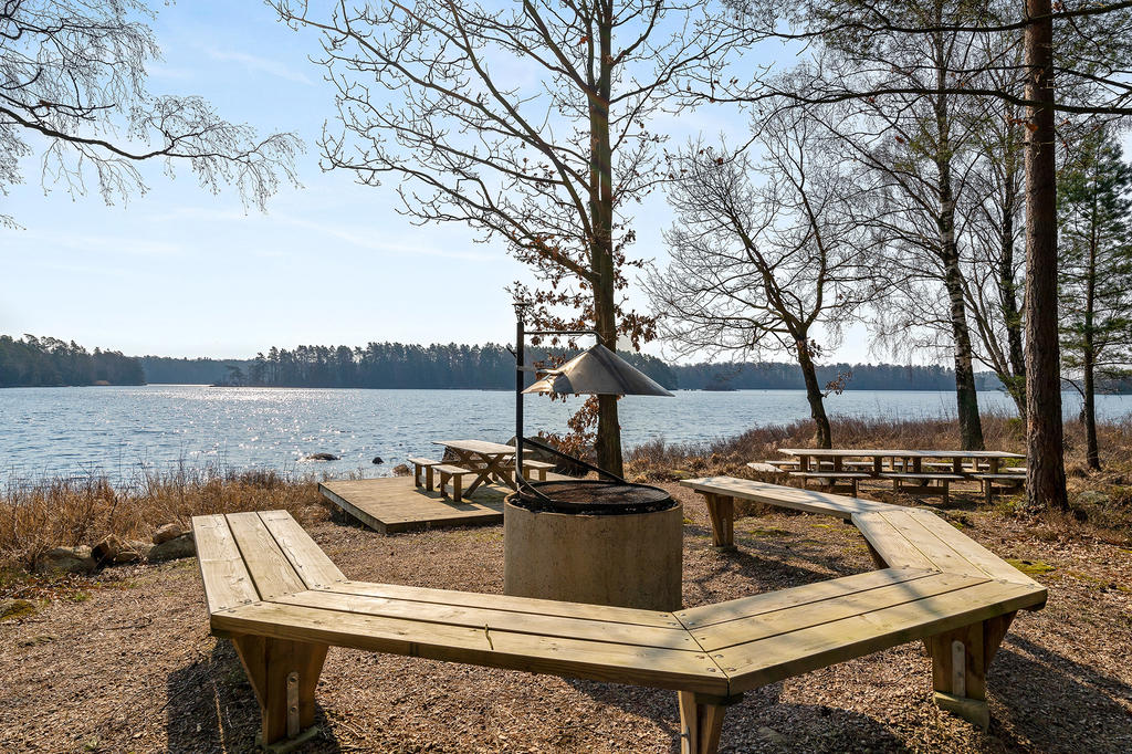 Njut av en grillkväll nere vid sjön vid samfällighetens grillplats