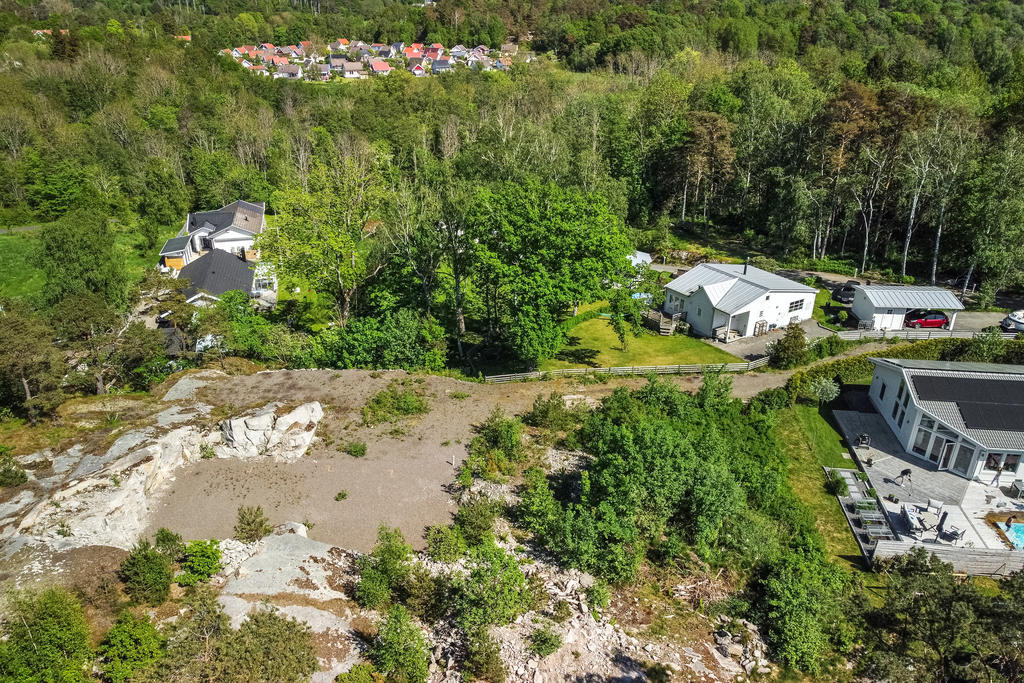 Kopparåsen 14A - mellan det utgrävda och det vita enplanshuset