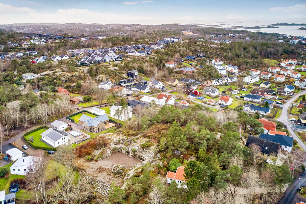 Högt och naturskönt läge i kustnära villasamhället Billdal