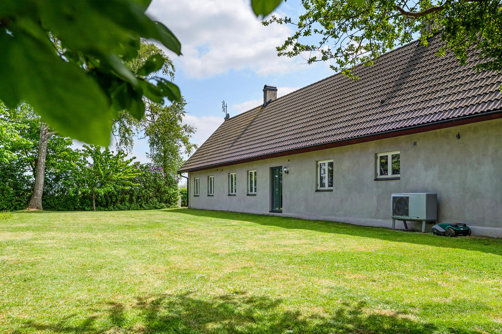 Mangårdsbyggnaden från trädgårdssidan. 