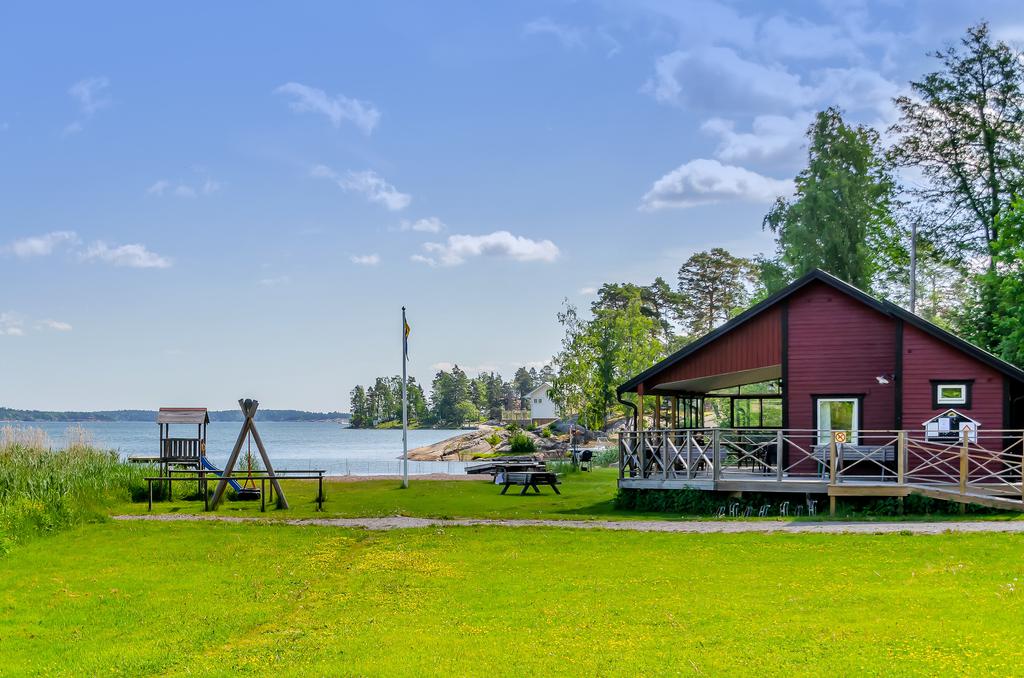 Närliggande badplats med föreningsstuga för Tomtägareföreningens medlemmar