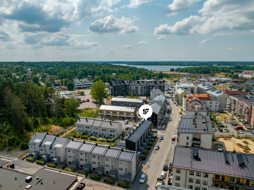 Här bor man med närhet till kommunikationer, grönområden, skolor och förskolor!