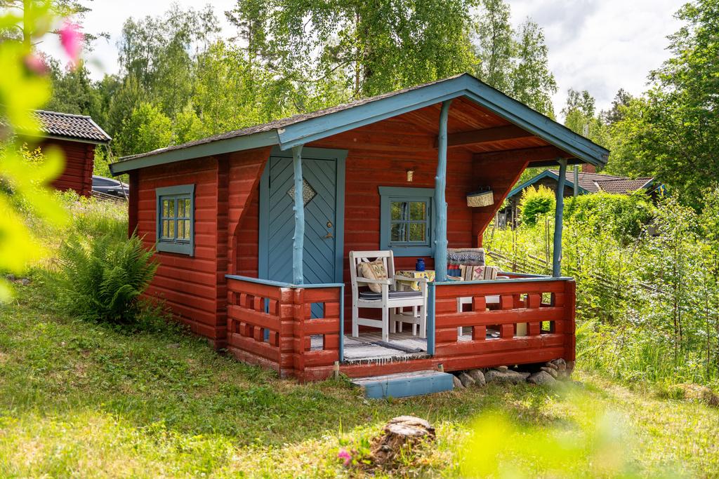 Gäststuga - Lyxigt att som gäster få avnjuta morgonkaffe från gäststugans uteplats med vy över viken i Södra Tansen