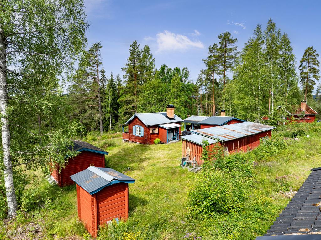 Mormorsstugan, gäststuga, storstugan, förrådsbyggnad och utedass på tomten