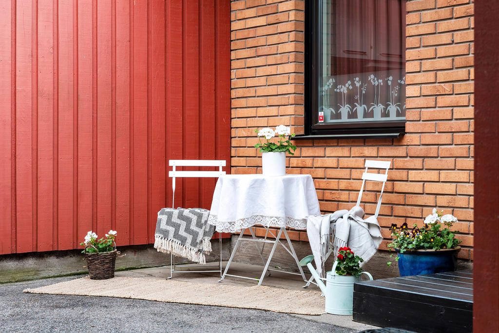 Trevlig uteplats på framsidan med morgonsol