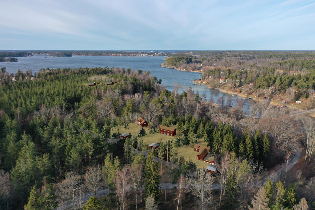 Vy över tomterna Södernäs 1:8, 1:153 och 1:154 med bildmontage på hus från Arvesund Living.
I bakgrunden syns Södernäs 1:155 och 1:3.