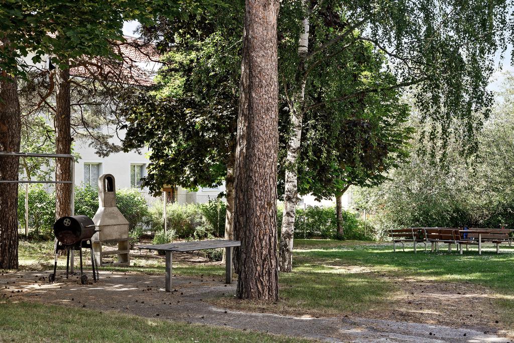 Föreningens gemensamma grillplats med bord och bänkar  samt sandlåda 