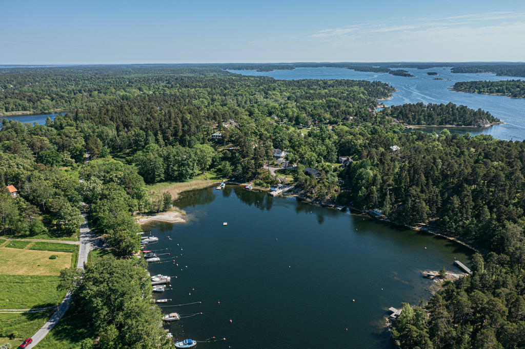 Barnvikens badplats ca 5-7 minuters promenad från fastigheten