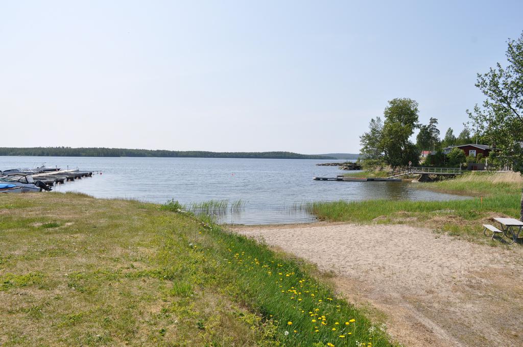 Sandstrand några 100 tal meter från tomten.