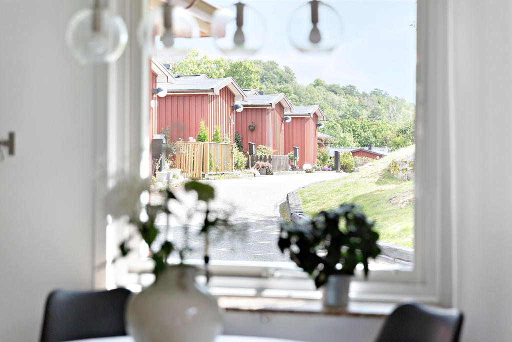 I bostadens trevliga kök finner du ljusinsläpp från två stora fönster