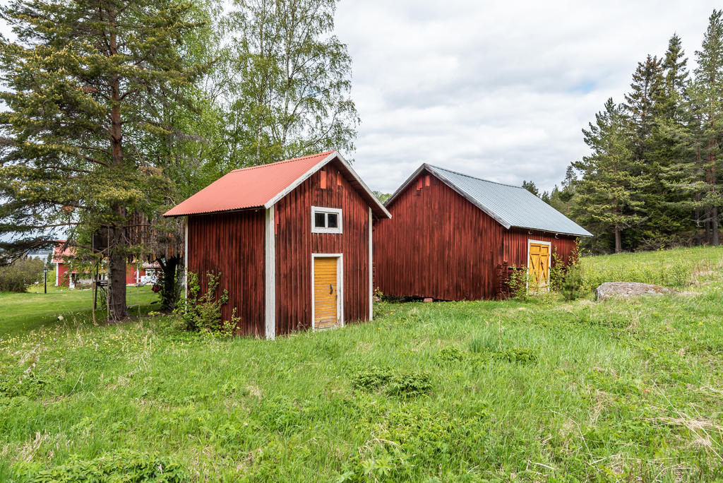 På fastighetens står det idag två uthus, perfekt att han under uppbyggandet av ert nya drömhus!