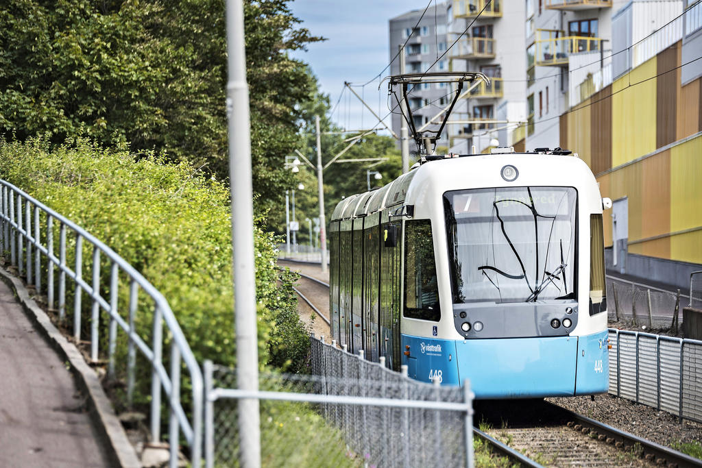 Kommunikationerna är goda med närhet både till spårvagn och till den populära gång- och cykelleden Säröbanan.