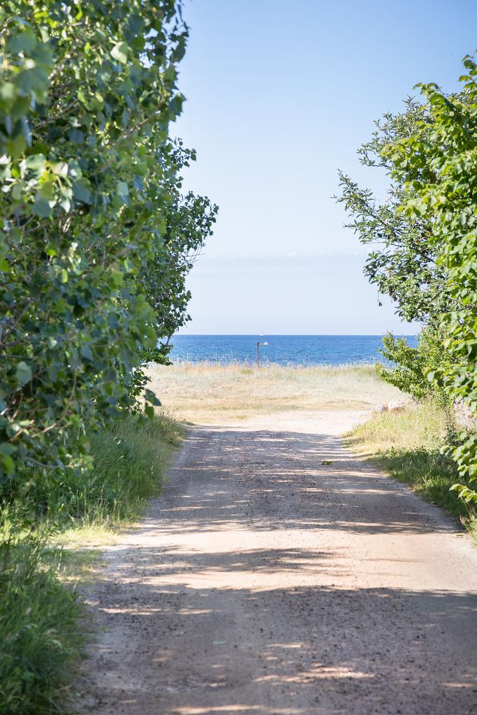 Den lilla grusvägen ner mot havet.