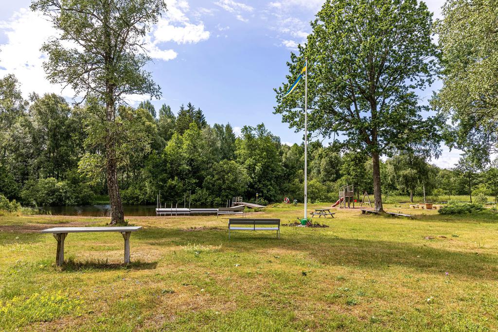 Grönskåras badplats med lekpark & boulebana