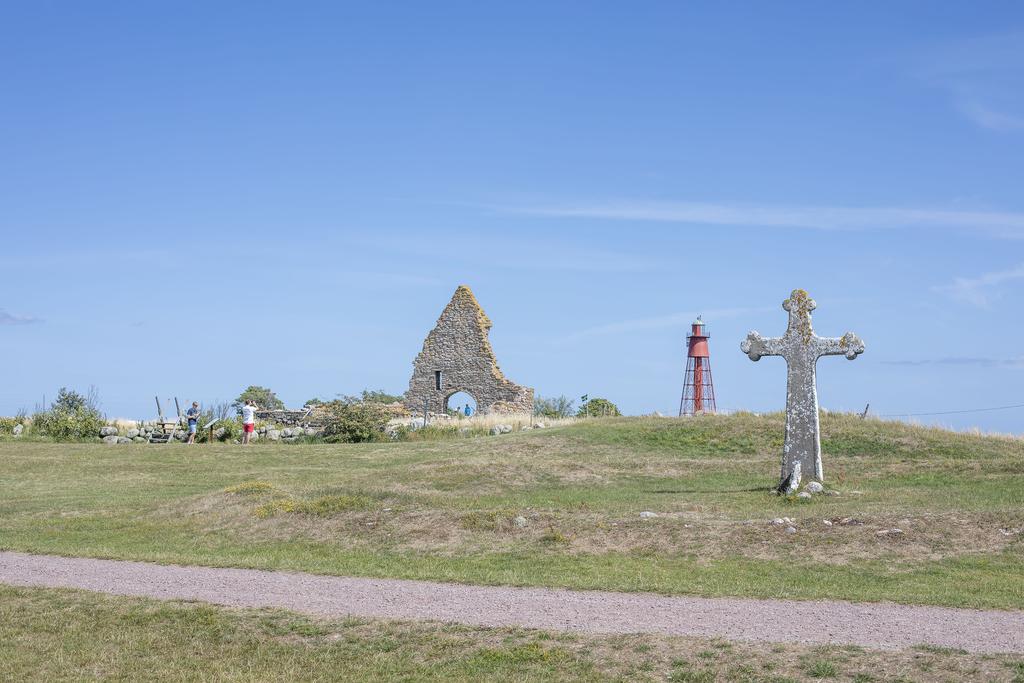 S:ta Britas kapell  och Kapelluddens fyr.