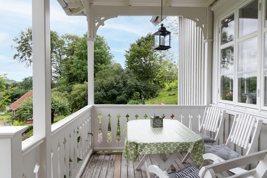 Med en kopp kaffe i handen kan du sitta ner och beundra den frodiga grönskan och de väldoftande blommorna medan du låter dig själv bli omfamnad av lugnet och stillheten.