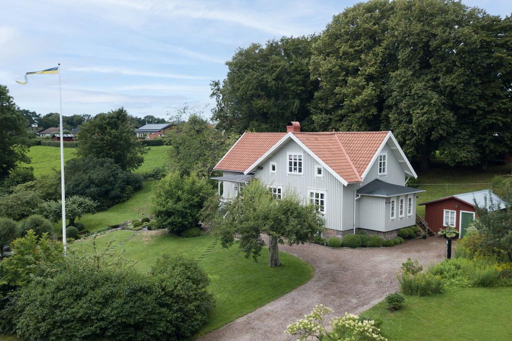 De över 100-åriga lindarna ger en imponerande känsla av historia och karaktär, medan vårens blommande scilla, vårstjärna och nunneört skapar en magisk atmosfär av färg och liv. 