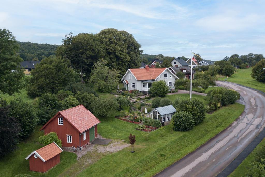 Vessigebro är ett aktivt samhälle med bra bygemenskap. Här finns både affär, skola, förskolor, bibliotek, vårdcentral, pizzeria, aktiva företag, brandstation mm.