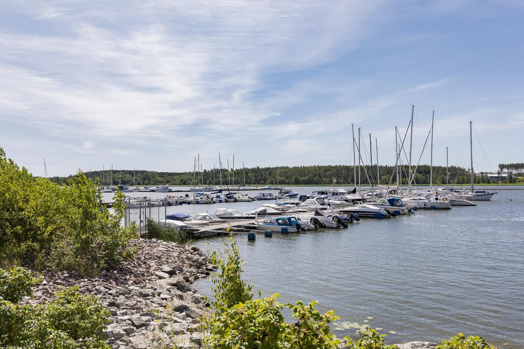 Båtbryggor i närheten av bostadsområdet