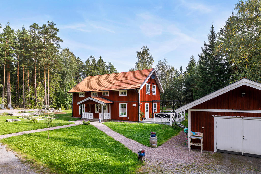 Detta vackra hus med tillhörande garage är perfekt för en familj som vill bo nära naturen