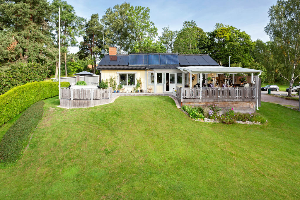 Fin trädgårdstomt med perenna blommor och bärbuskar