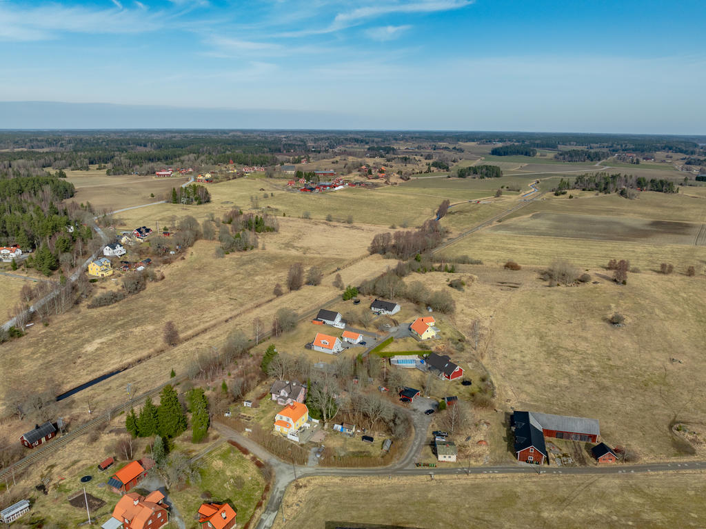 Lantlig miljö med fina grannfastigheter