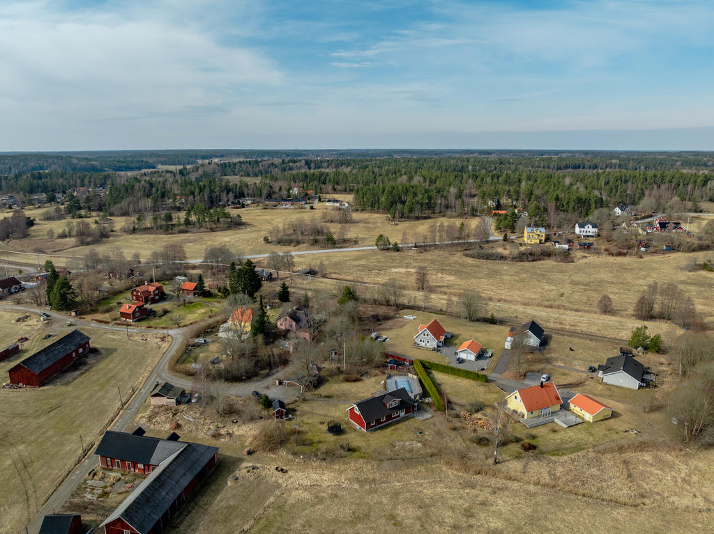 Närhet till buss och Roslagsbanan