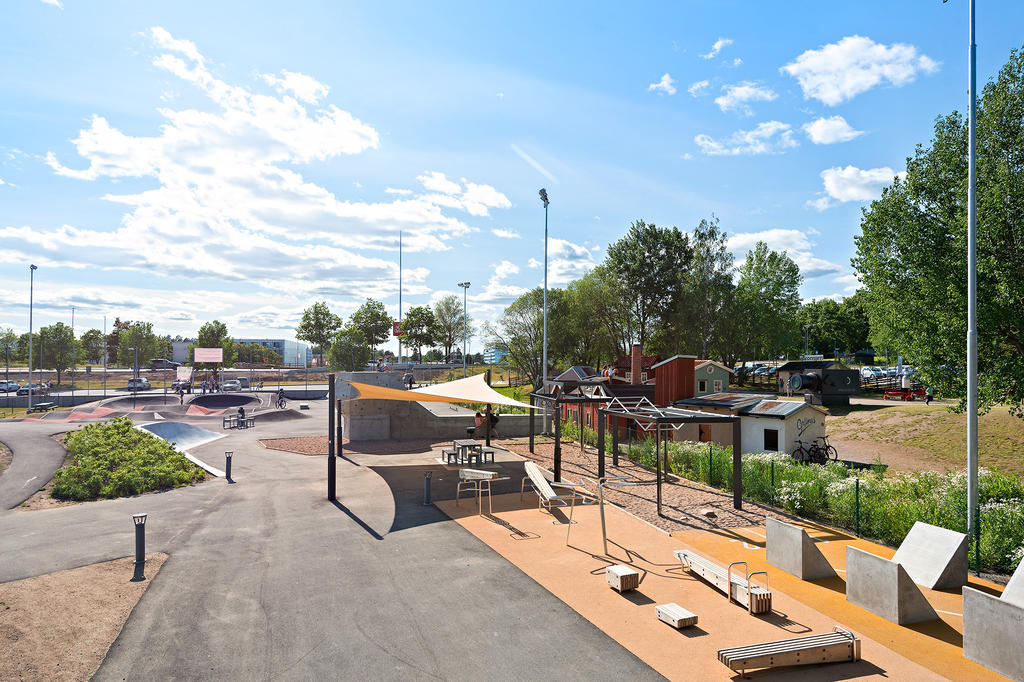 Bredvid parkour banan finns Barnens Wäsby som är en temalekplats. Lek verkstad i fabrikerna, åk rutschkana i handtaget från en gammal Volvo, kryp in i en kamera och spana ut på kompisarna. Lekplatsen är fylld av spännande och stimulerande miljöer som uppmuntrar till fantasifyllda lekar och fysisk aktivitet. Temat och miljöerna på lekplatsen är inspirerade av tiden då Väsby var en ort med stor tillverkningsindustri.