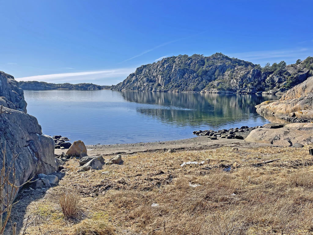 Badstrand i Sannäsfjorden ca: 275 meter från huset.